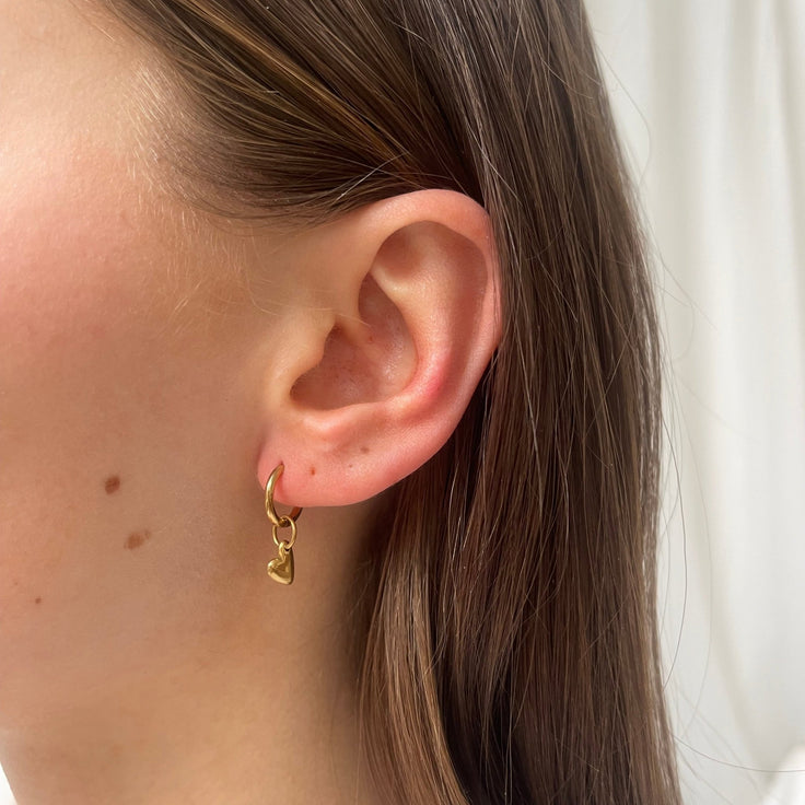 Tiny Huggie Little Heart - ByNouck Jewelry